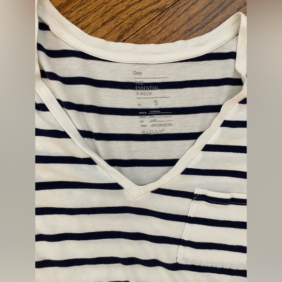 Gap The Essential V-neck Striped Tee - Picture 2 of 8